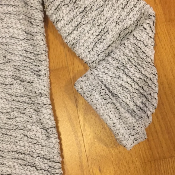 White 3/4 sleeve top with front zipper - Picture 3 of 3